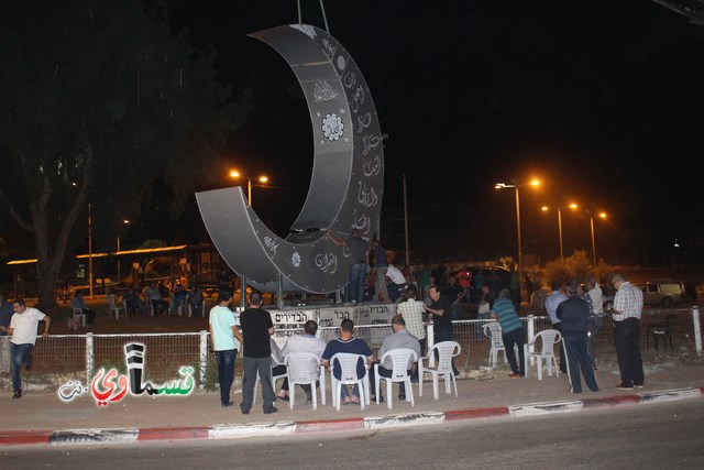 فيديو: كفرقاسم تتزين بهلال رمضان من ابداع الشيخ خالد عازم وبحضور رئيس البلدية المحامي عادل بدير